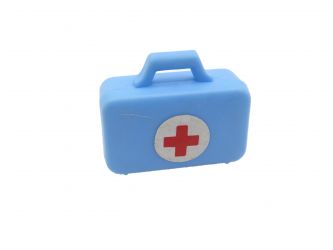 Koffer mit Aufkleber Rotes Kreuz